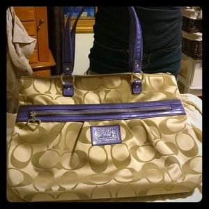 NWT Daisy Signature Khaki Violet Lg Tote